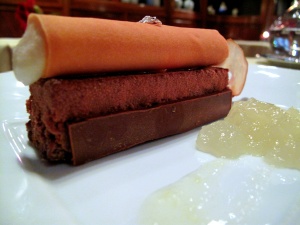 Michel Rostang - La poire caramélisée et crémeaux de ‘chocolat lait’; dacquoise à la fève au Tonka, gelée de chartreuse et croustillant glacé 2